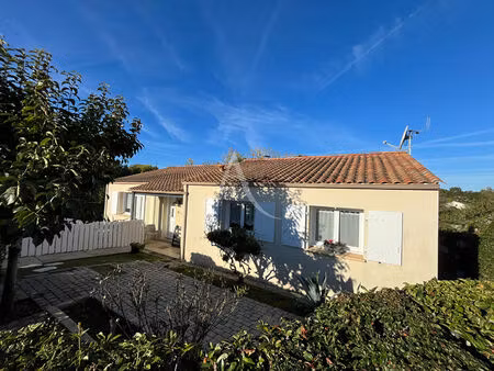 maion le champ saint pere trois chambres.