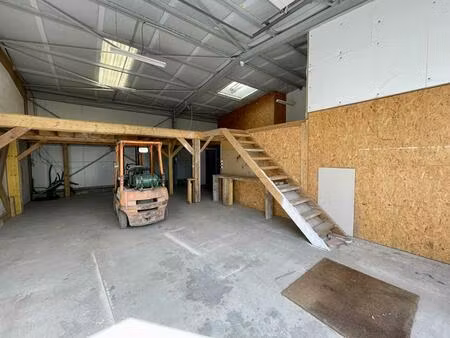 local d'activité 100m2 stockage + 50m2 bureau