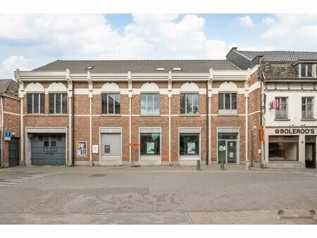 commercieel gebouw met parkeergelegenheid!