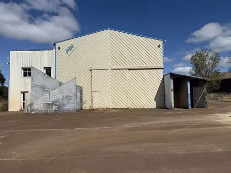 brains  local d'activité à louer d'une surface de 930 m²