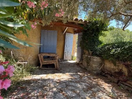 grande maison de village avec vue dominante.