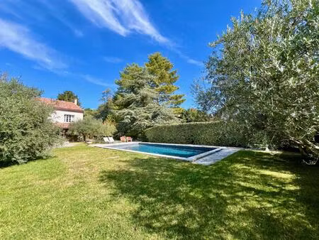 à deux pas des commerces  le charme d’une maison rénovée avec goût et pensée pour une vie.