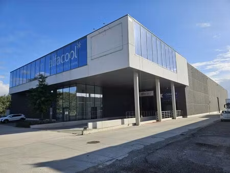 magazijn met ingerichte kantoren