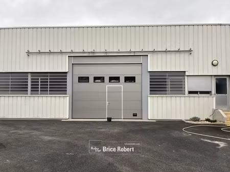 a louer - local d'activité avec porte sectionnelle électrique  idéal pour activités artisa