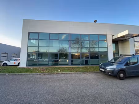 local mixte de 733 m² situé à décines charpieu