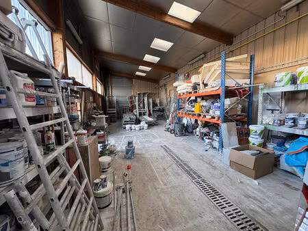 a louer  bâtiment industriel 123 m2 avec parking en zone d'agneaux (50180)