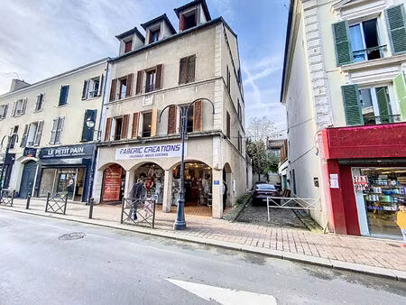 batiment individuel coeur de ville avec jardin et terrasse.