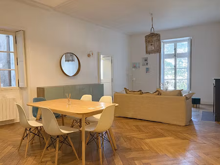 appartement t4 de 106.32 m² en étage élevé dans un immeuble de caractère avec ascenseur