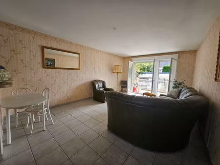 lanvallay bourg: grand appartement lumineux avec grand balcon dans residence avec ascenseu