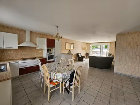 lanvallay : grand appartement lumineux avec grand balcon dans residence avec ascenseur et 