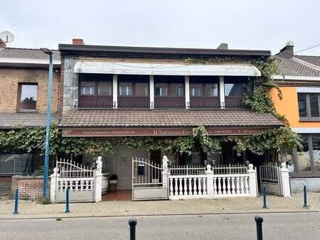 a saisir ! rez-de-chaussée de 546 m² + un appartement !