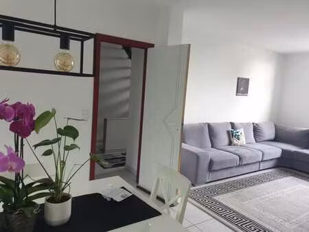 jolie maison dans quartier résidentiel