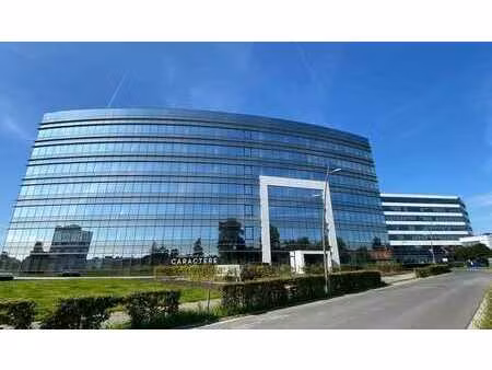 bureau de services complets dans le centre d'affaires skyli