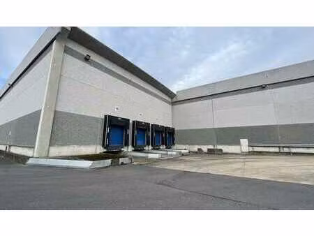 entrepôts logistiques avec quais de chargement à proximité