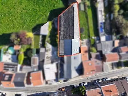 bâtiment mixte rénové avec duplex  garages et stockage à ans