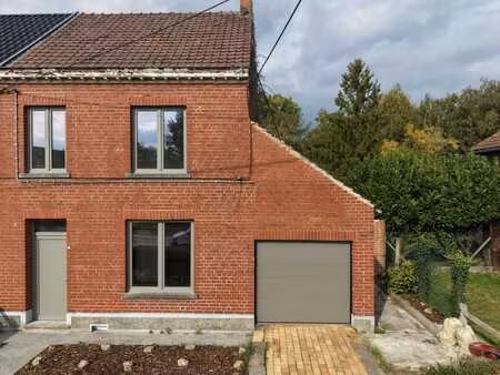 jolie maison avec de beaux espaces  jardin et garage