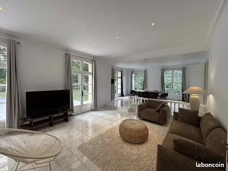 maison 8 pièces 243 m²