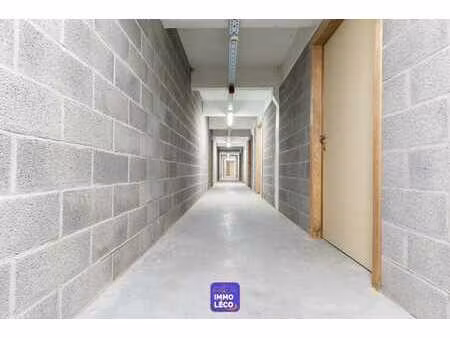 caves privatives neuves situées dans une batterie de garage