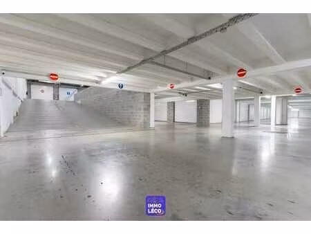 garages individuels neufs situés dans une batterie de garag