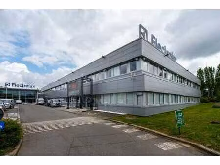 renovated offices with parking for rent from 650 m²