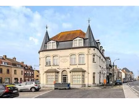 propriété commerciale bien située avec beaucoup de potentiel