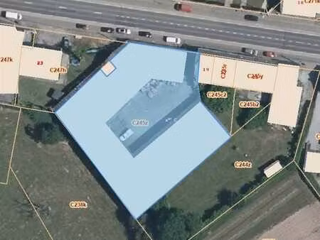 ensemble d'entrepôts et magasins sur +/- 22a