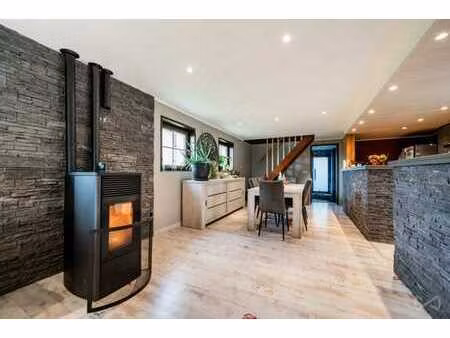 spacieuse maison trois chambres avec jardin et vue dégagée.