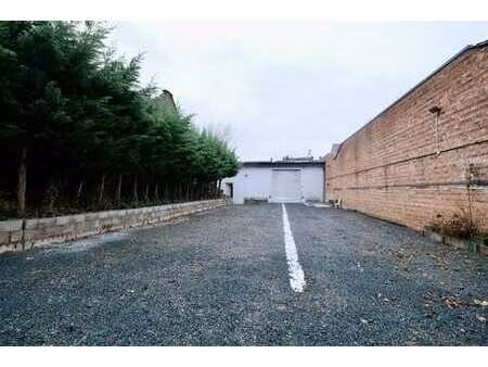 terrain à bâtir + entrepôt 155m2 + parking et garages