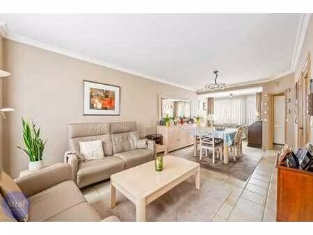 bel-etage met drie ruime slaapkamers en een gezellige tuin