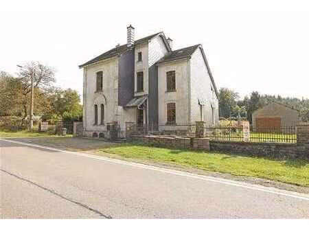 maison en bord de forêt