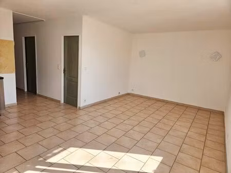location appartement 3 pièces 67 m² à cadenet (84160)