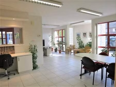 gelijkvloerse handels/kantoorruimte veel parkeergelegenheid.