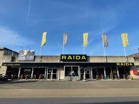 atelier d'emploi/espace commercial situé au centre d'aartrij