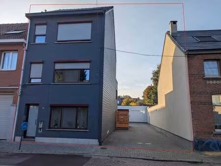 opbrengsteigendom met 2 appartementen en 3 garages en bo...