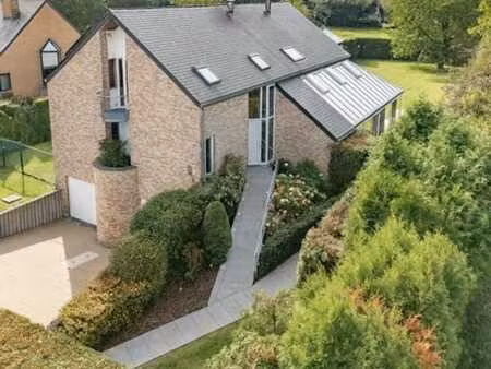 villa avec piscine intérieure  cadre prisé et calme.