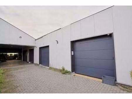 te huur: vernieuwd magazijn van 10 m x 8 m