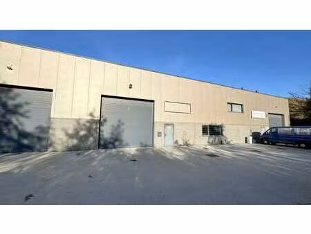 entrepôt avec bureau à louer près de l'e313 à ranst