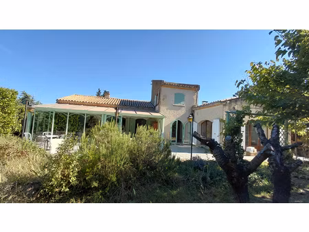 belle villa traditionnelle sur grand terrain