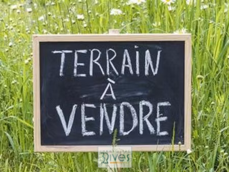 terrain à bâtir avec la présence d'un garage.