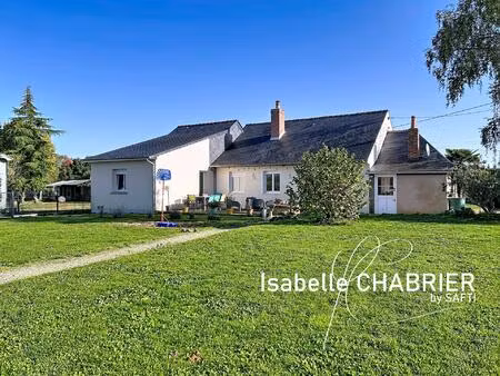 maison rénovée avec beaux volumes et terrain clos