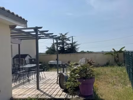 location maison 5 pièces à saint-estephe (33180)  1 400 €