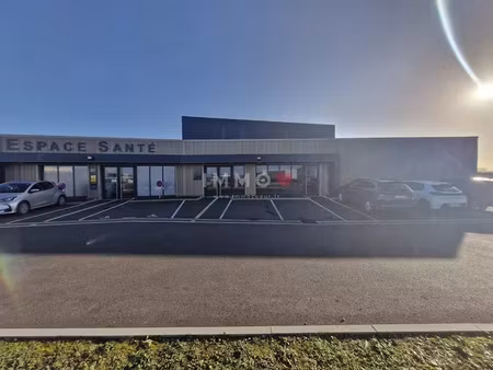 location locaux professionnels 300 m² à ferrieres (17170)  110 €