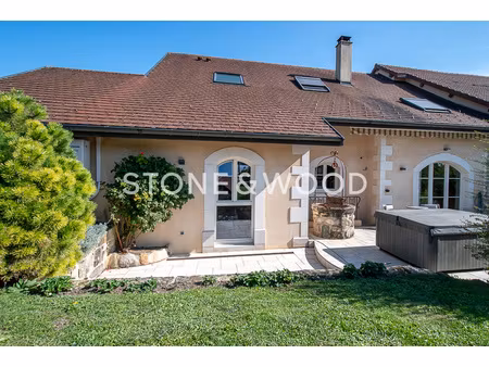 ferme mitoyenne entièrement rénovée sur l'axe annecy-genève