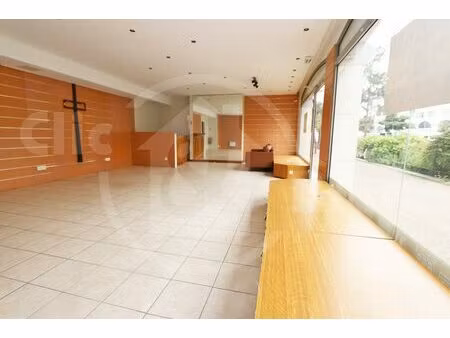 viroflay: local commercial en centre-ville avec vitrine et reser