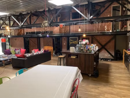 bureaux loft indus. 220 m² env. avec possibilité habitation. parking