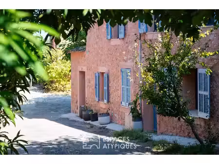 maison en pierre rénovée avec piscine et jardin