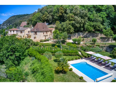 à 13 km au sud de sarlat  vallée de la dordogne.