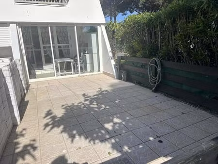 la grande motte : rare : studio cabine avec loggia et jardinet de plain pied