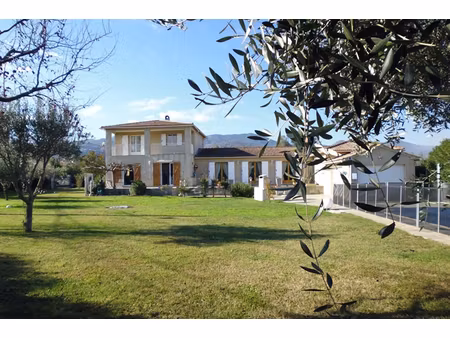 villa 5 pièce(s) 220 m2