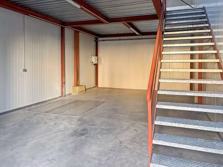 location entrepôt / local industriel  85.08m²  brie
